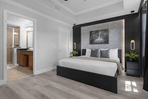 3 habitaciones, tabla de planchar con plancha, wifi y ropa de cama 