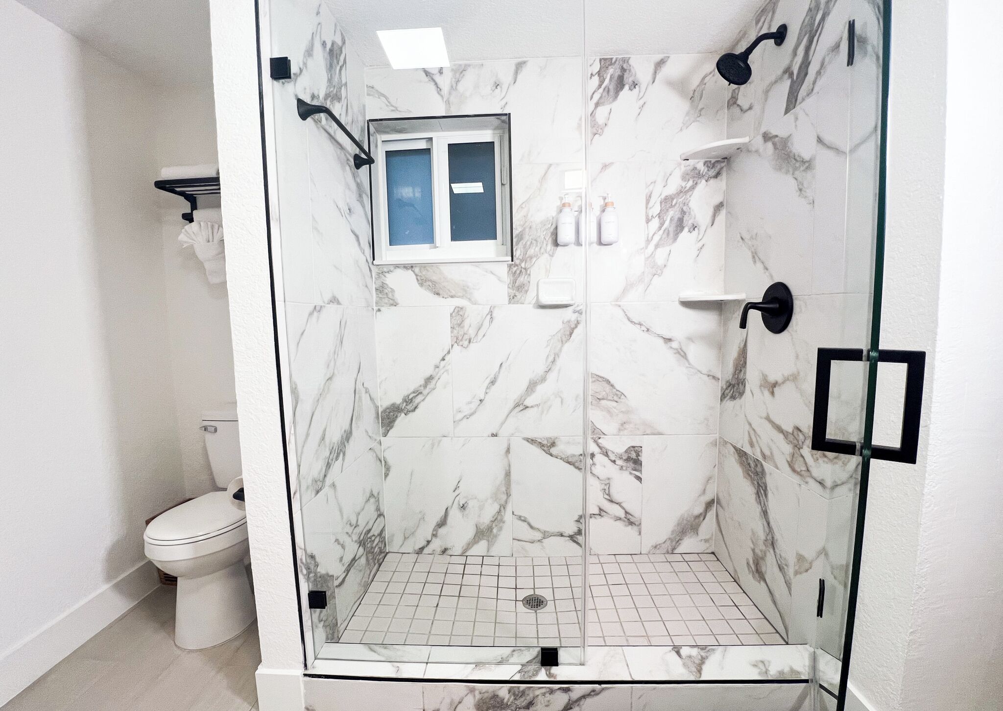 Dusche, Haartrockner, Handtücher, Seife