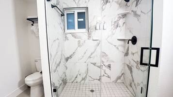 Dusche, Haartrockner, Handtücher, Seife