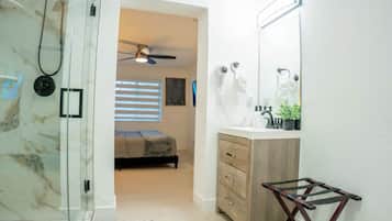 3 bedrooms, iron/ironing board, travel cot, free WiFi