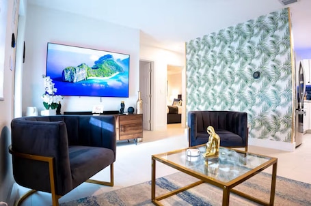 Smart TV. Modern and central Fort Lauderdale Home near to Airport - Cruise Port
