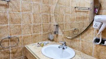 Secador de pelo, toallas, jabón y champú