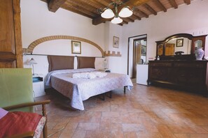 4 bedrooms, iron/ironing board, WiFi, bed sheets - Family apartment with swimming pool inTheHeart of Tuscany VillaNobile(Raffaello) (cortona)