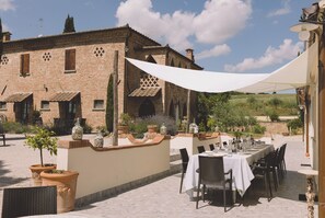 Outdoor dining - Family apartment with swimming pool inTheHeart of Tuscany VillaNobile(Raffaello) (cortona)