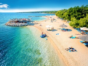 بالقرب من الشاطئ