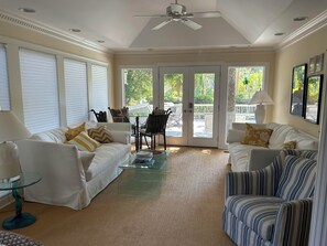 TV connectée, cheminée, livres, médiathèque