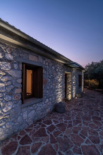 Boutique Stone Cottage w. large private Terraces