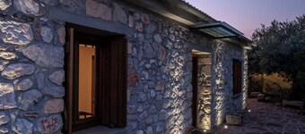 Boutique Stone Cottage w. large private Terraces

