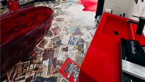 Un baño moderno con una bañera y un lavamanos rojos, y un espejo grande.