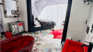 1 bedroom, bed sheets