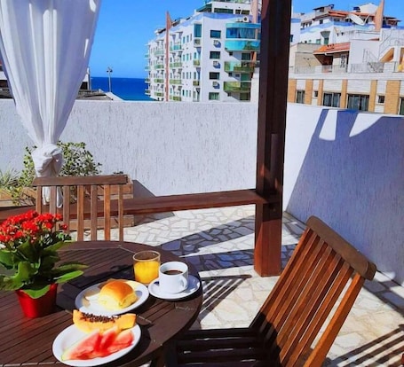 Opções para refeição ao ar livre. Hotel Marlen