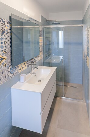 Shower, bidet, towels, soap - A Corner of Paradise in the Heart of Gargano  (Puglia)