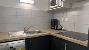 Kaffetrakter/tekoker, kjøleskap, mikrobølgeovn og oppvaskmaskin