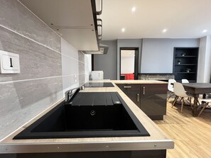 Coffee/tea maker, fridge, microwave, oven