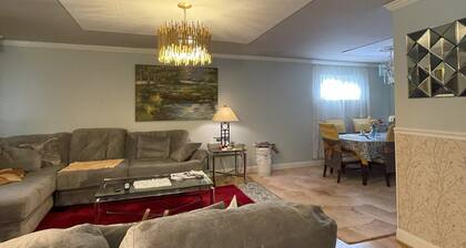 Charming 2-bedroom top level of house, in lovely Kensington - WiFi, AC