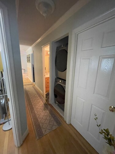 Charming 2-bedroom top level of house, in lovely Kensington - WiFi, AC