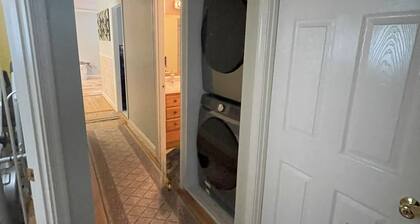 Charming 2-bedroom top level of house, in lovely Kensington - WiFi, AC