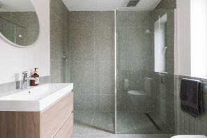 Een douche, een haardroger, handdoeken, zeep