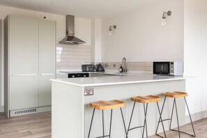 Jääkaappi, mikroaaltouuni, uuni, astianpesukone