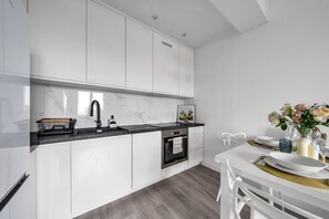 Fridge, oven, stovetop, dishwasher
