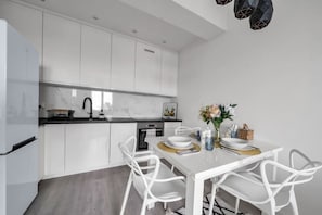 Fridge, oven, stovetop, dishwasher