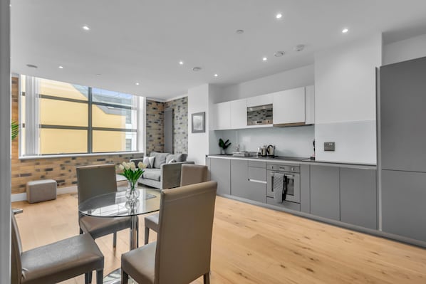 Standard Apartment, 2 Bedrooms, Non Smoking, Kitchenette | Living area | 40-inch TV with satellite channels - Regent's Park Serviced Apartments (London)