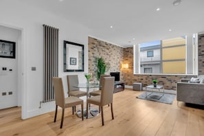 40-inch TV with satellite channels - Regent's Park Serviced Apartments (London)