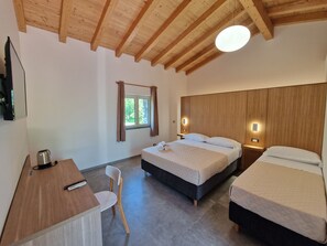 Kamar Triple, pemandangan kebun | Meja kerja, tempat tidur bayi gratis, Wi-Fi gratis, dan seprai linen