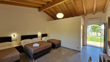 Habitación cuádruple, vista a la alberca | Escritorio, cunas gratuitas, wifi gratis y ropa de cama