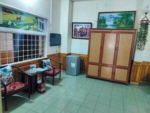 Habitación triple familiar | Zona de estar
