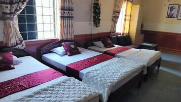 Habitación cuádruple familiar | Escritorio y wifi gratis