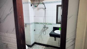 Habitación triple familiar | Baño | Regadera, toallas, jabón, shampoo