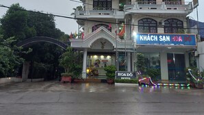 Ein mehrstöckiges Gebäude mit einem Schild für "KHÁCH SAN HOA ĐỒ".