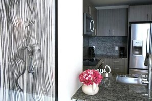 Private kitchen - Modern Apartment in DownT Doral (Doral)