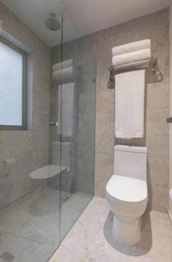Handtücher, Seife, Toilettenpapier