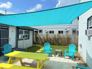 Outdoor dining - Comfy Apt near Wynwood/Airport/SOBE/ APT 3 (Miami)