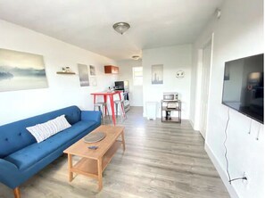 Living area - Comfy Apt near Wynwood/Airport/SOBE/ APT 3 (Miami)