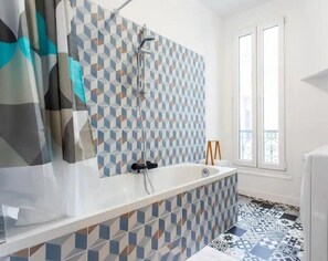Shower, hair dryer, towels, soap - 678 Suite Raspail - Superb Apartment (Levallois-Perret)