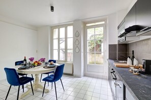 Frigorífico, microondas, horno y cafetera o tetera