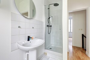 Een douche, een haardroger, handdoeken, zeep