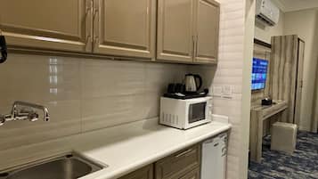 Studio | Private kitchen | Mini-fridge, microwave, cookware/dishes/utensils