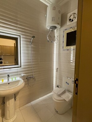 Studio | Bathroom | Shower, free toiletries, hair dryer, slippers - Tallaq hotel (Madinah)