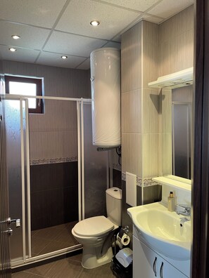 Doccia, asciugacapelli, asciugamani, sapone