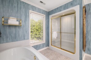 Shower, jetted bath, hair dryer, towels - Lakefront w/ private dock, hot tub, game room, boat house hangout (Statesville)