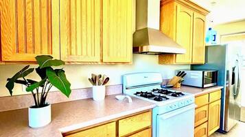 Mikrowelle, Ofen, Herdplatte, Geschirrspüler