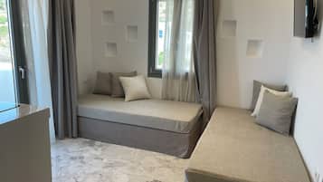 Apartamento superior, vista para o oceano | Roupas de cama antialérgicas, cofres nos quartos, cortinas blackout