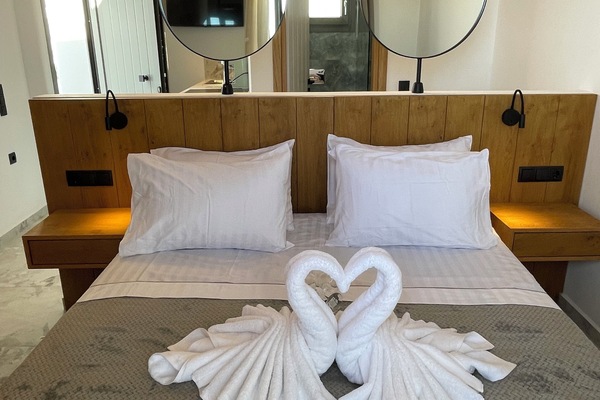 Deluxe Double or Twin Room, Sea View | Hypo-allergenic bedding, in-room safe, blackout drapes, soundproofing