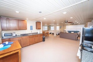 TV - Lakeside Living Paradise: Relaxing waterfront retreat (Zwolle)