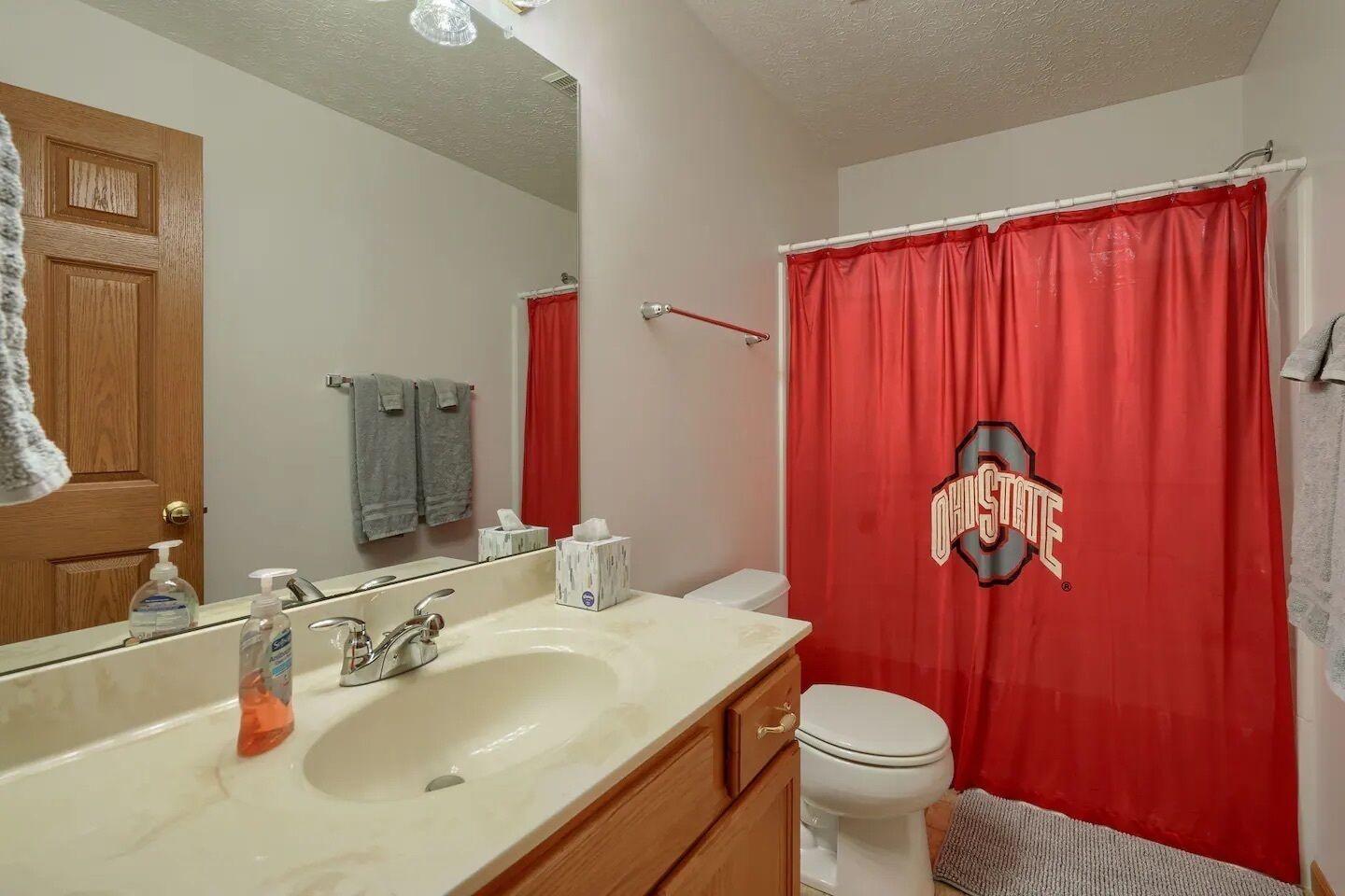 Douche, serviettes fournies, savon, papier toilette