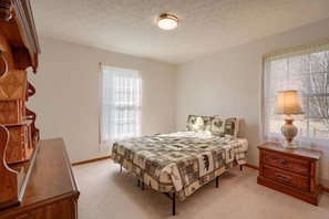 3 bedrooms, iron/ironing board, WiFi (free), bed sheets